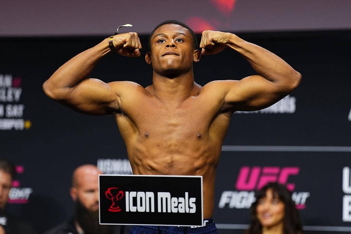 «مقاتل أمريكي يواجه انهيارًا مفاجئًا بعد قياس الوزن»