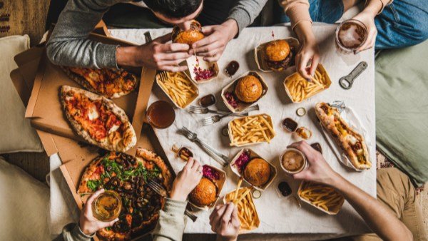 «نصف وجبات التيك أواي تحتوي على مستويات ملح غير معلنة»