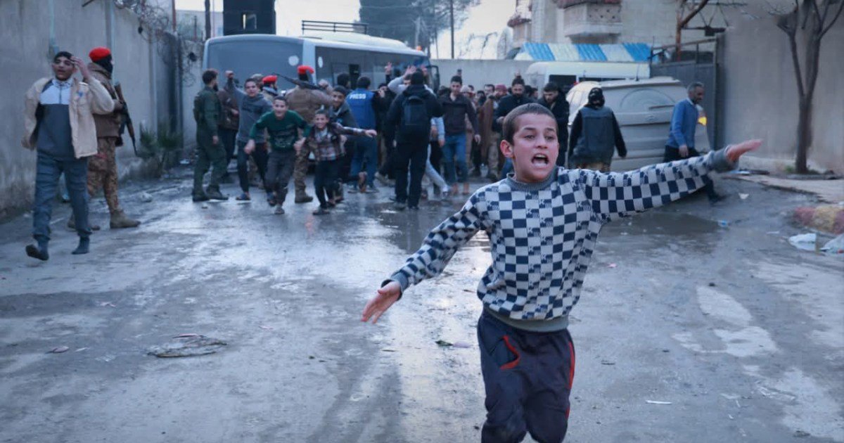 «حرية الأطفال تحت الأضواء» مشهد مؤثر لخروج الأطفال من سجن الأقطان التابع لقسد يثير ردود فعل واسعة على المنصات