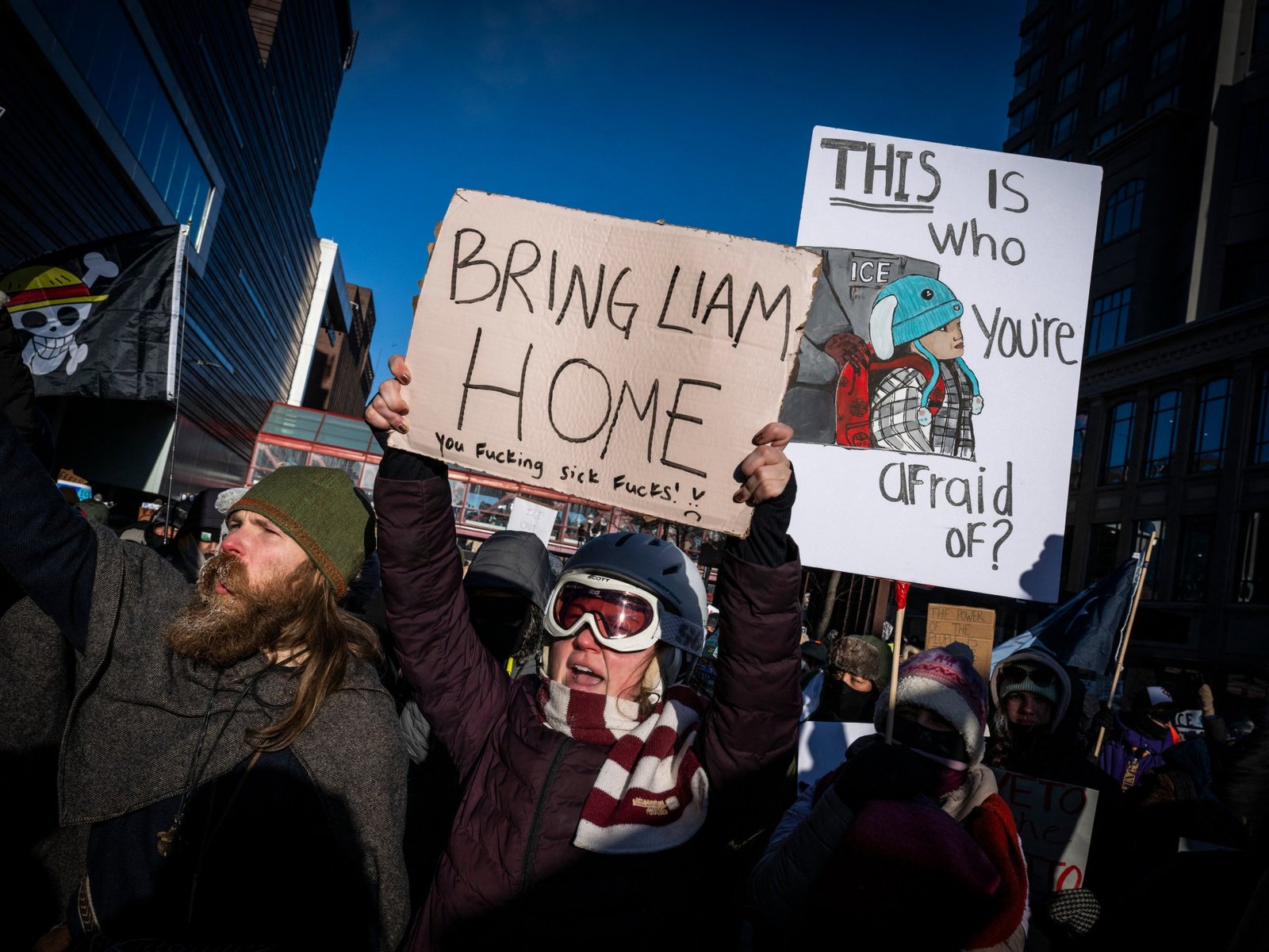 «طفل يُعتقل من قبل هيئة مكافحة الهجرة في مينيسوتا يثير صدمة واحتجاجات جماهيرية»