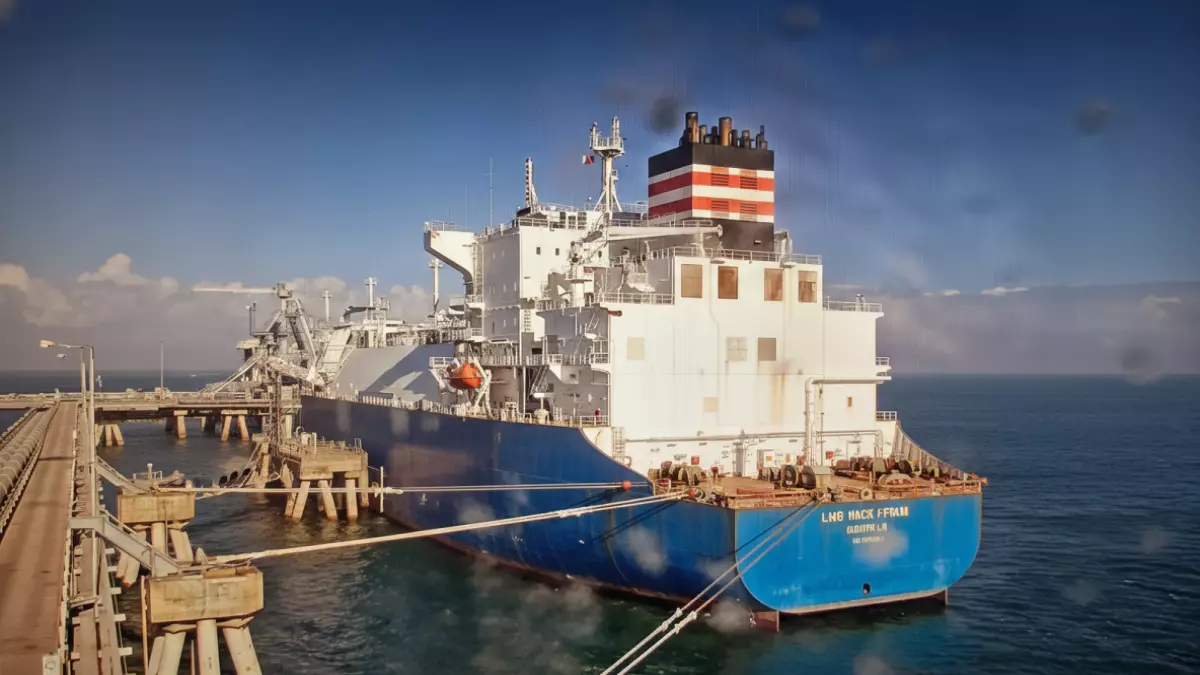 «كنز مصر الخفي يجذب عمالقة الطاقة العالمية» عمالقة الطاقة يتسابقون على الاستثمار في الذهب الأزرق المصري وتوتال الفرنسية تضخ 150 ألف متر مكعب.