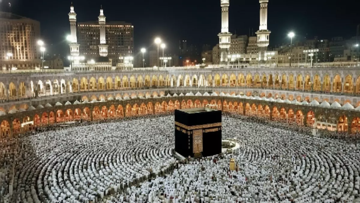 «صدمة العمرة الجديدة تؤثر سلبًا على اليمنيين» كارثة تكلف 1000 ريال وتهدد بمزيد من الأزمات