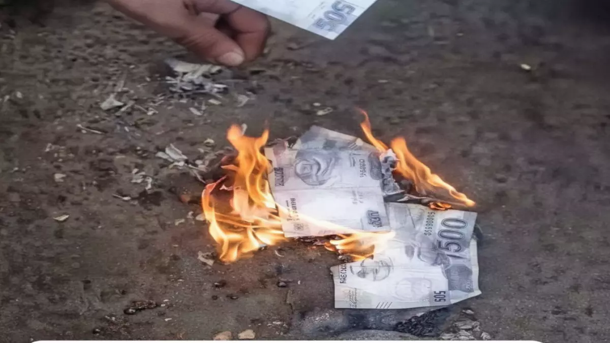 «فضيحة الخيانة المقنعة» صحفي يكشف إحراق 500 ريال سعودي في وقت يحتاج فيه الشعب إلى الدعم!