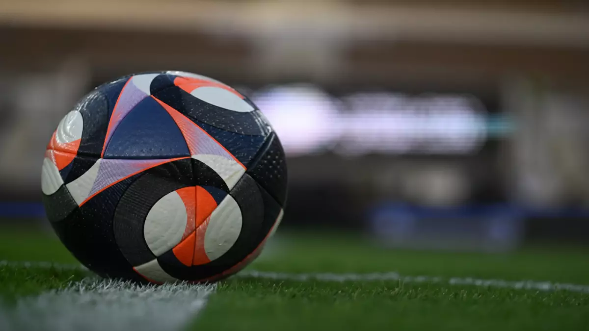 «مفاجأة مذهلة في طاقم حكام مباراة الرياض والهلال تتصدر العناوين!»