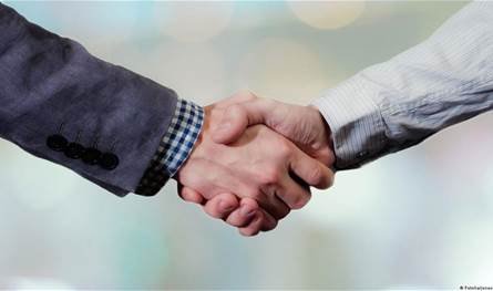 قوة المصافحة مؤشر مبكر على خطر الإصابة بالخرف