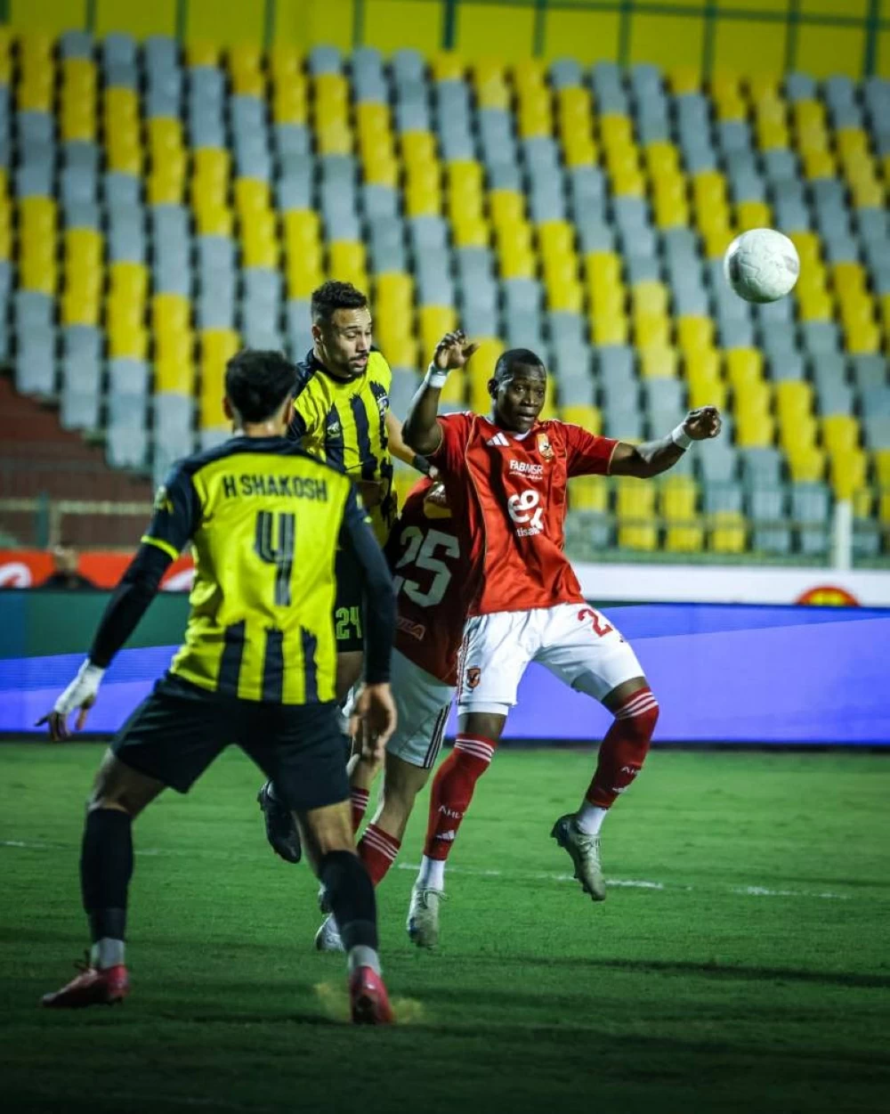 «تقرير المراقب يكشف تفاصيل مثيرة بعد حادثة الإساءة والبصق في مباراة الأهلي والمقاولون»