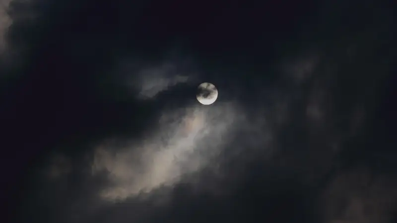 «اكتشافات القمر تكشف أسرار الأرض المدفونة في أرشيف يعود لمليارات السنين»