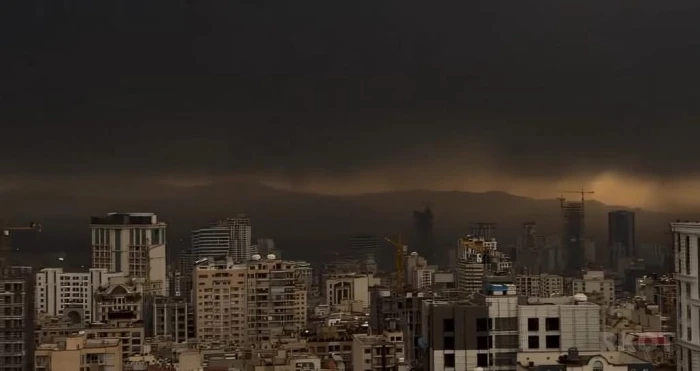 «عواصف سوداء في سماء طهران» الغيوم الداكنة تلف المدينة بعد الضربات الأمريكية والإسرائيلية لمستودعات النفط