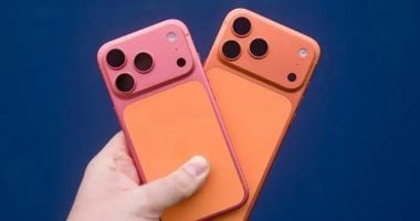 «مستخدمون يعبرون عن استيائهم من تغير لون أيفون 17 من البرتقالي إلى الوردي واستبدال الأجهزة»