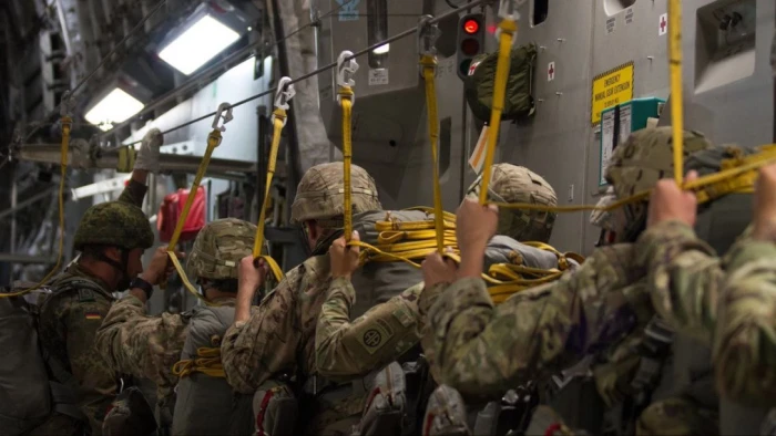 «صدمة في الساحة العسكرية» قرار الجيش الأمريكي بشأن الفرقة 82 المحمولة جواً يفتح باب التكهنات حول احتمال نشرها في إيران