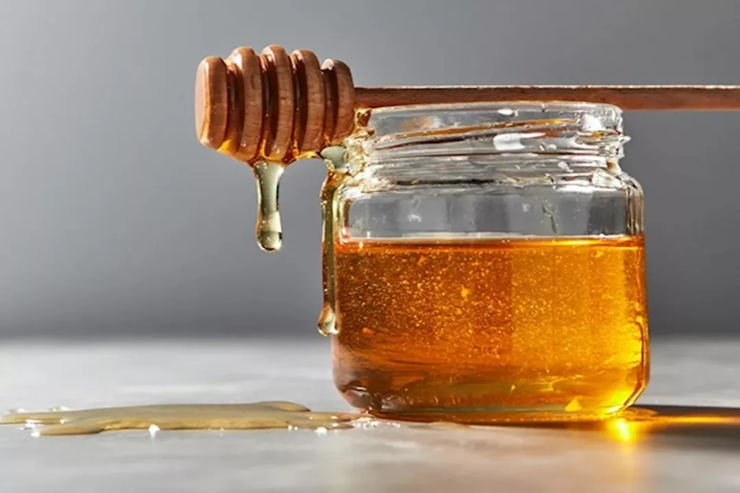 «اكتشف تأثير العسل في رمضان» العسل في رمضان وتأثيره الإيجابي على جسمك عند الإفطار عليه