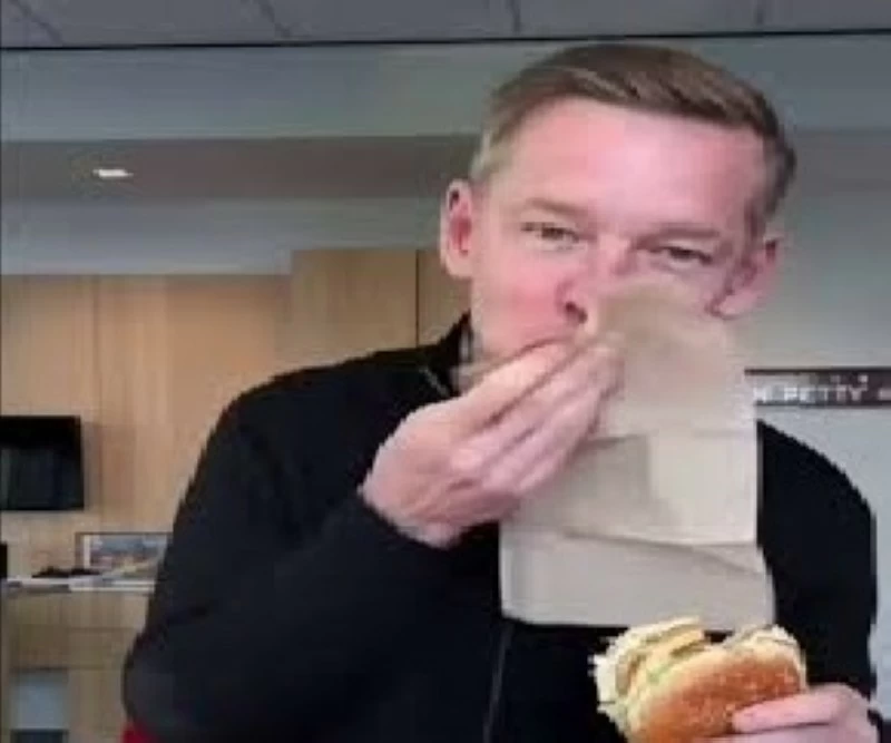 «شاهد كيف أثار رئيس ماكدونالدز الجدل بسقطة غير متوقعة» رئيس ماكدونالدز يبصق البرجر ويشعل السخرية