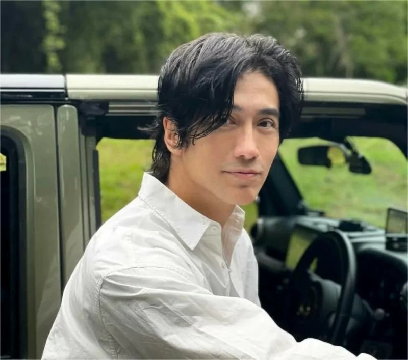 «إبداع لا يُنسى» مصوّر سنغافوري يتألق بمظهره الشبابي في عيده الستين