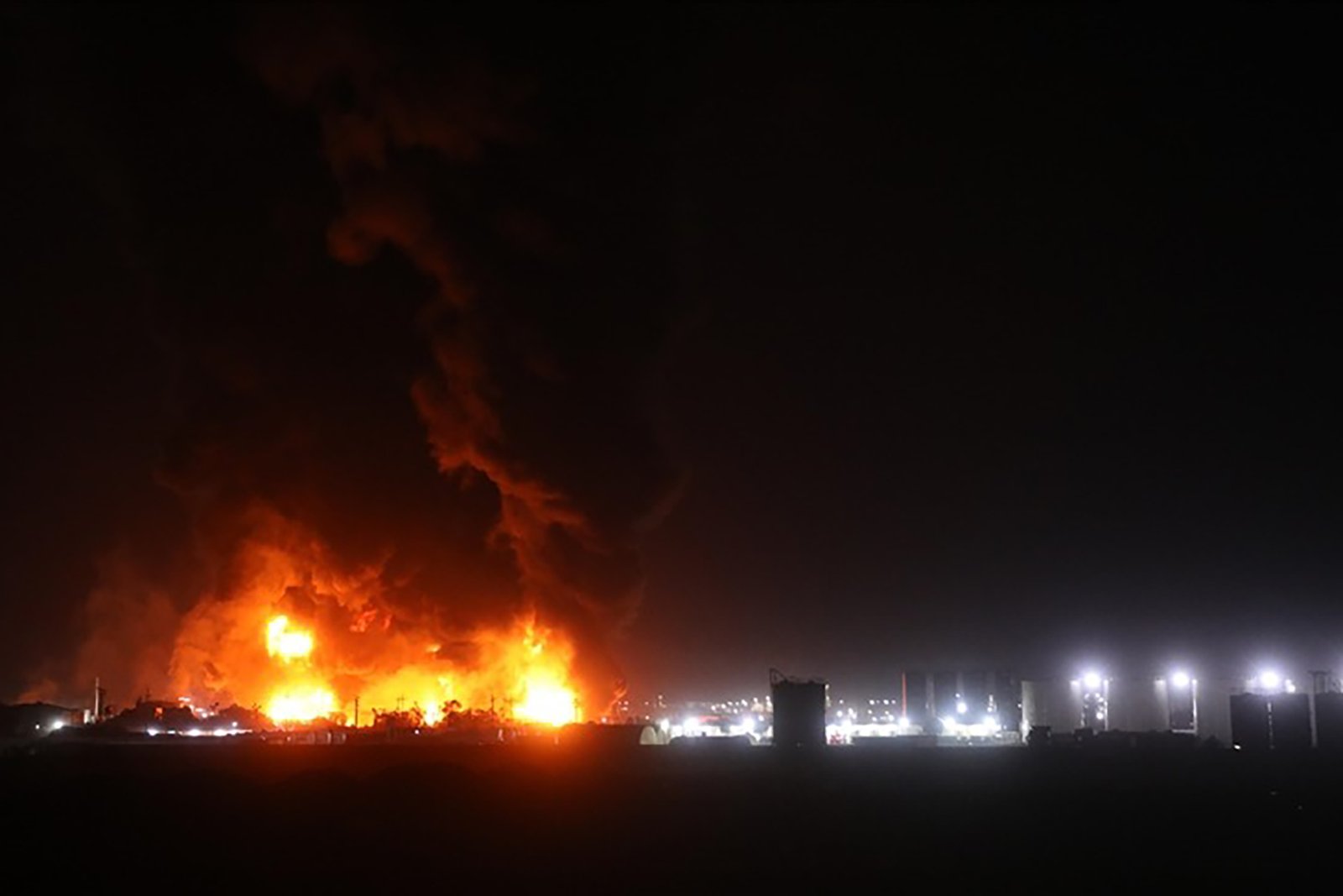 هجمات استهداف الخليج تشمل حريقًا في مصفاة بالكويت وتدمير 20 طائرة مسيّرة في السعودية