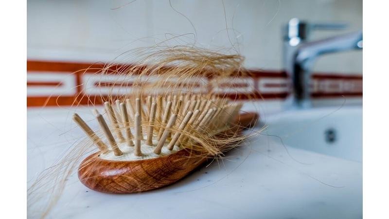 «اكتشاف الحقائق حول تساقط الشعر ودلالاته الصحية… متى يستوجب القلق؟»