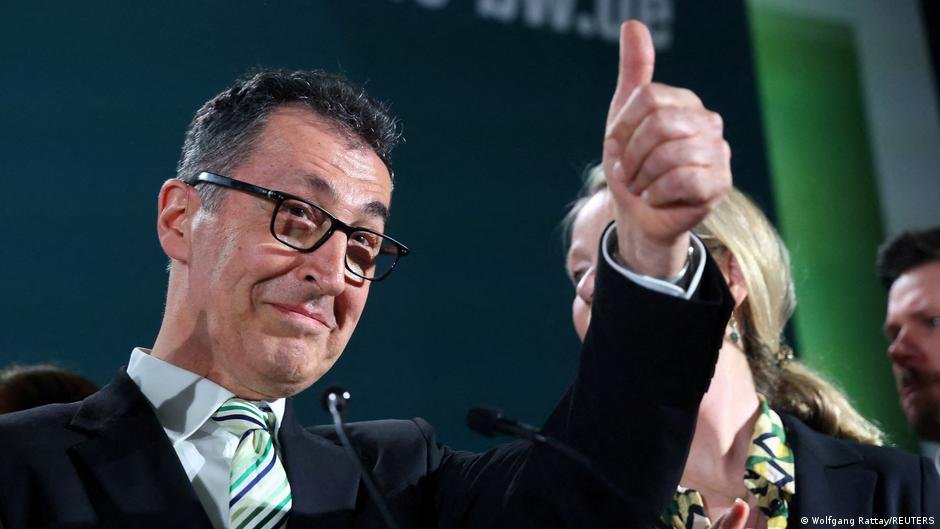 «نجم السياسة الألمانية» جيم أوزديمير يتولى رئاسة ولاية ألمانية كأول قائد من أصول مهاجرة