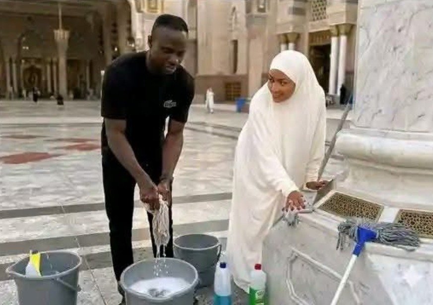 «لأجل قدسية المكان» ساديو ماني وزوجته يسهمان في تنظيف المسجد النبوي صور