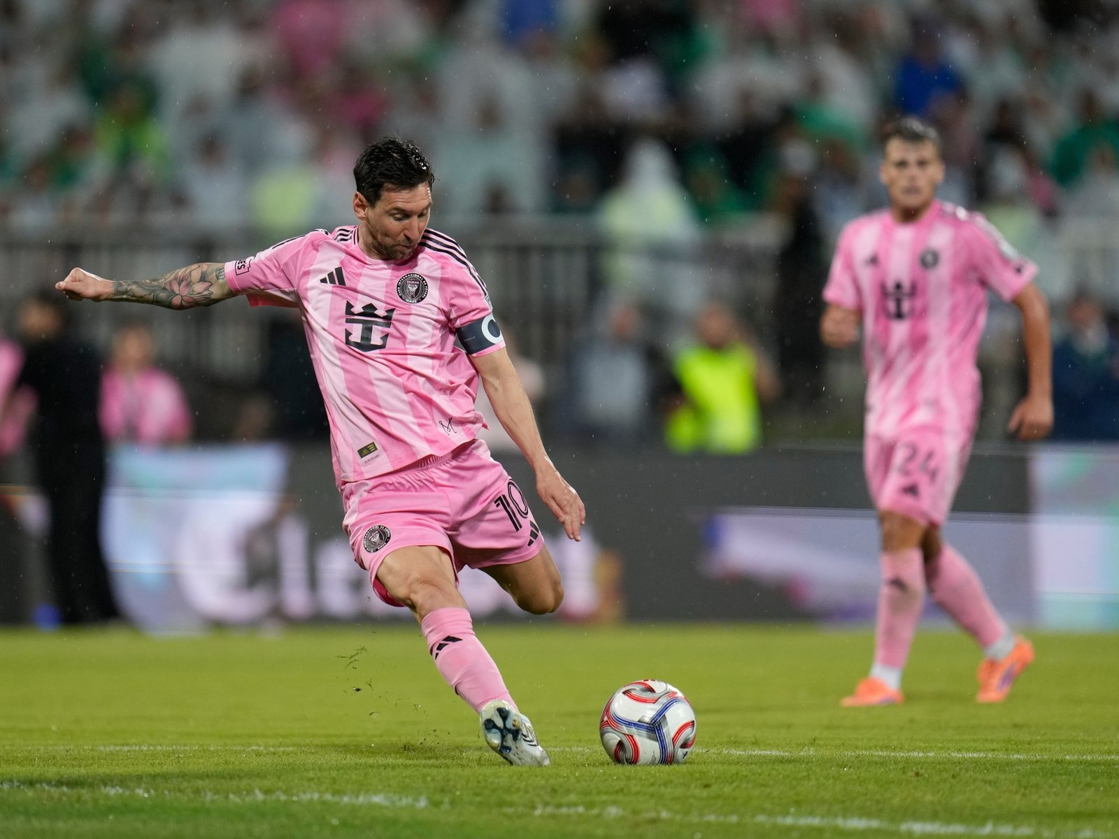 «ميسي يتقاضى راتبًا ضخمًا في إنتر ميامي: مالك النادي يؤكد “يستحق كل قرش”»