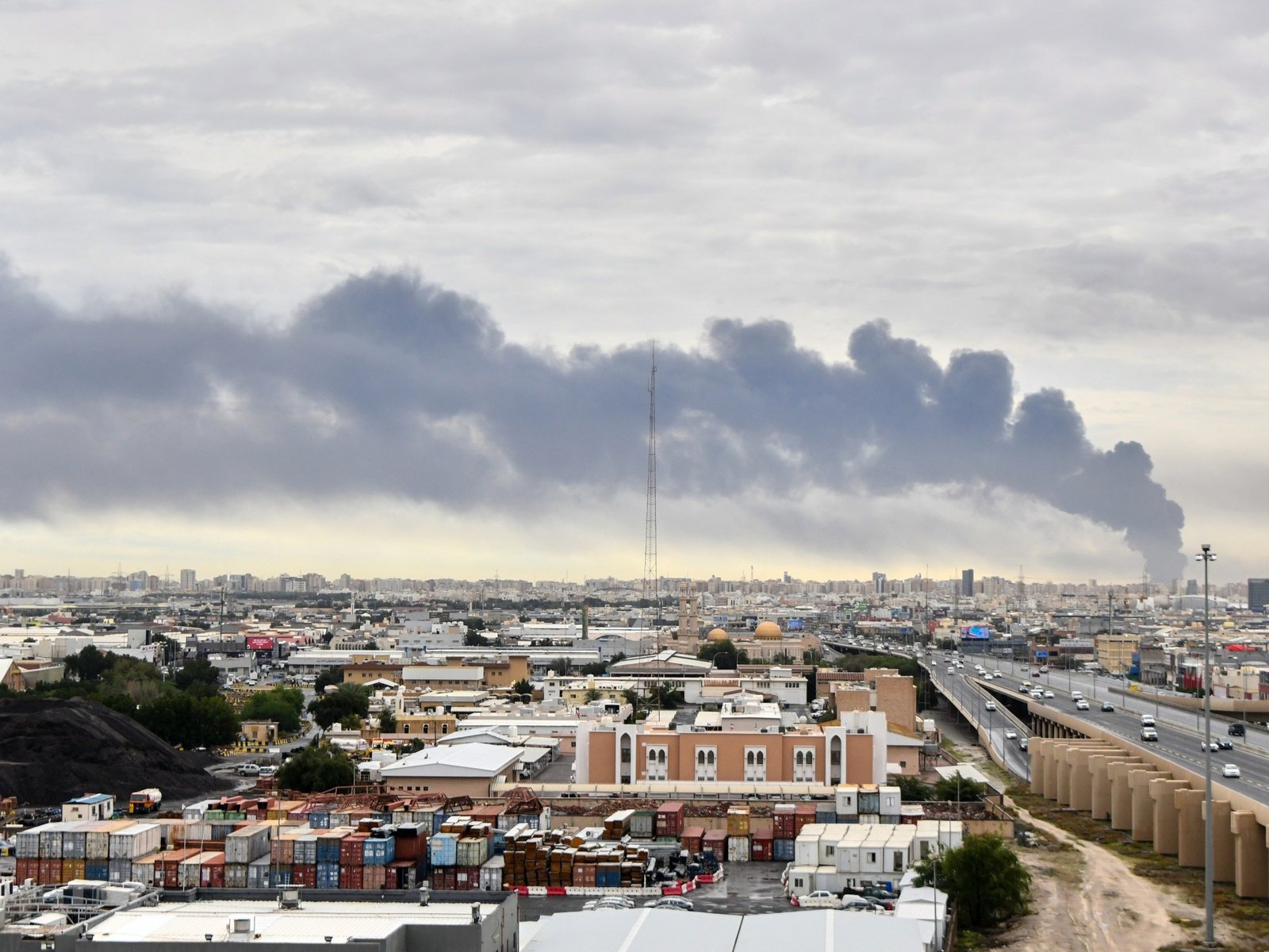 تصاعد القلق في الخليج بعد ضربات إيرانية تسفر عن أضرار في ميناء كويتي واعتراض مسيّرات في السعودية