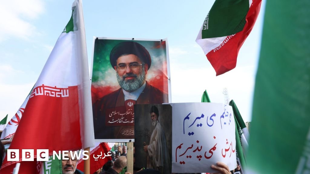 «تحولات السياسة الإيرانية» مجتبى خامنئي يدعو لإعادة الملكية إلى إيران في مقال مثير لوول ستريت جورنال