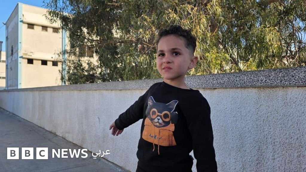 «عائلة غزية تعود إلى القطاع عبر معبر رفح»