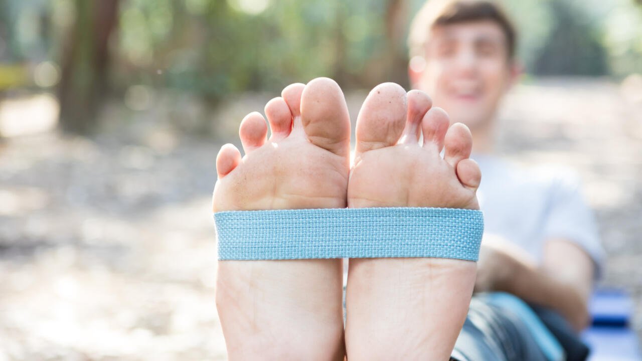 «هل القدم المسطحة وراء آلام المفاصل والظهر؟» الصحة المستدامة تستكشف العلاقة المقلقة
