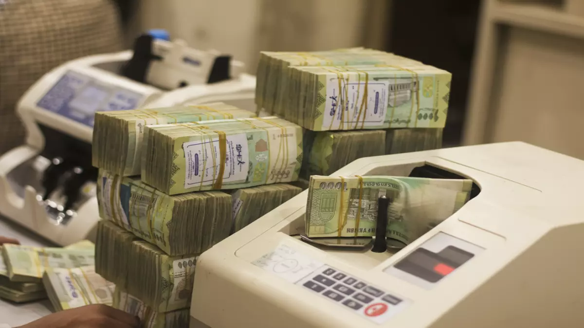 بنك عدن الإسلامي يحقق معجزة مالية ويسدد ثلاثة أشهر من رواتب الموظفين الحكوميين دفعة واحدة في مواجهة الأزمة الاقتصادية