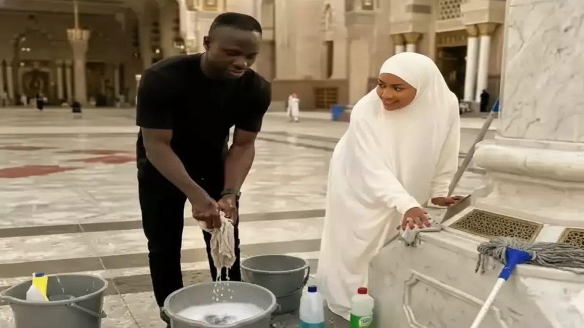 «موقف مؤثر» ساديو ماني وزوجته يشاركان في لحظة مميزة بالمسجد النبوي أمام إعجاب المسلمين