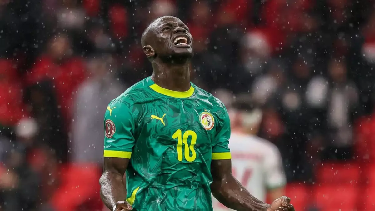 «سادو ماني يثير الإعجاب بتنظيف المسجد النبوي عقب إنجازه التاريخي مع منتخب السنغال»