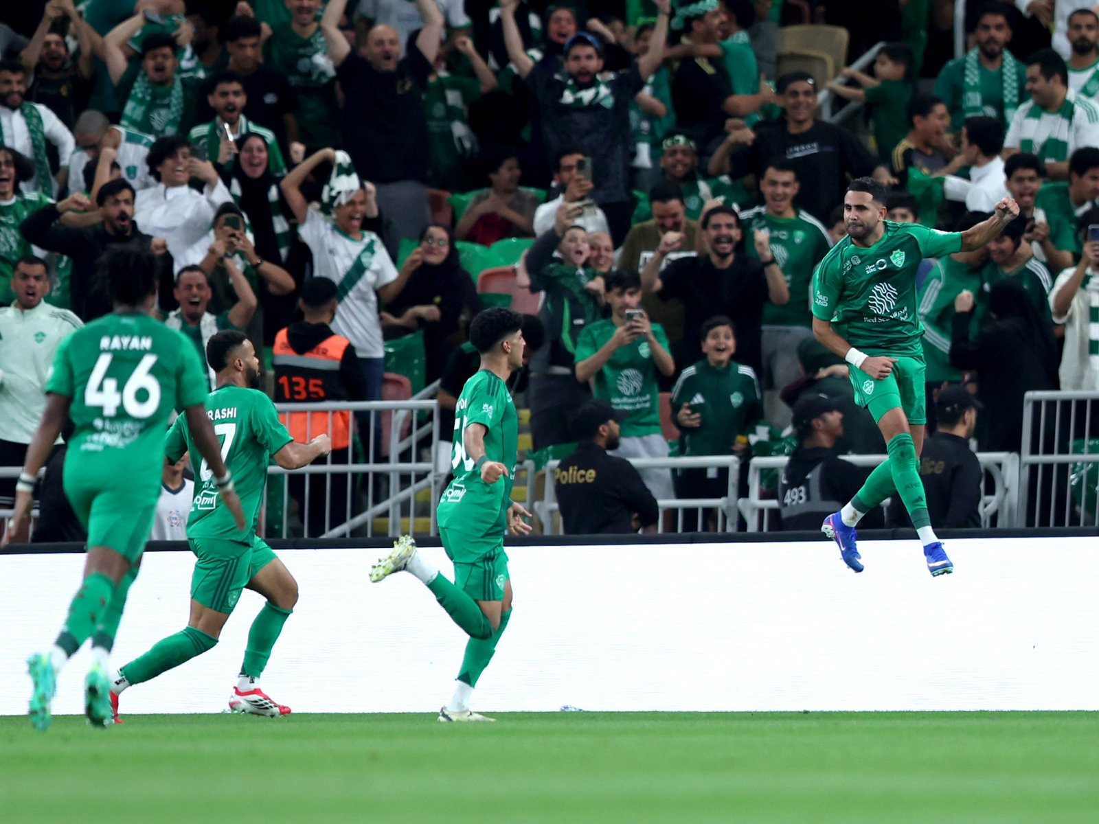 «لقاء خاص يبرز الأخلاق الرياضية» لاعب سعودي يكرم رياض محرز بحركة مميزة في ديربي جدة