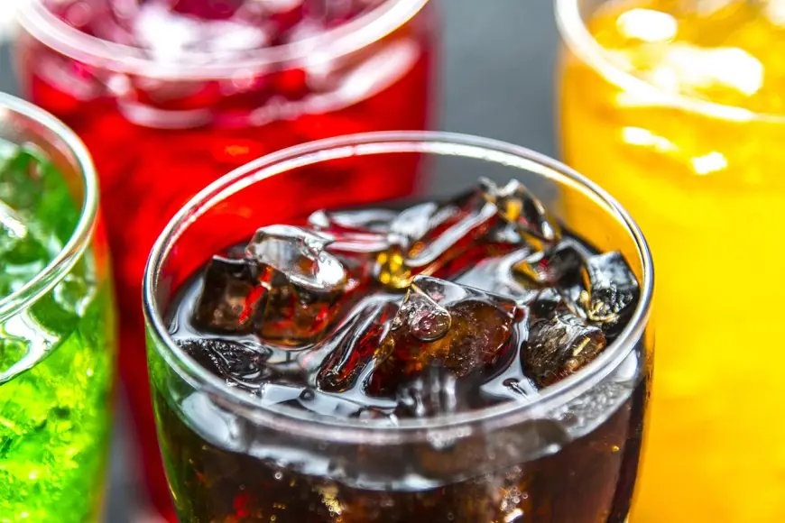 «دراسة تكشف ارتباط المشروبات السكرية بزيادة خطر الإصابة بسرطان الأمعاء المبكر»