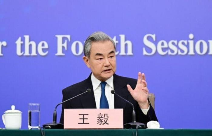 وزير الخارجية الصيني يبرز إشارات إيجابية لاستئناف محادثات إنهاء النزاع