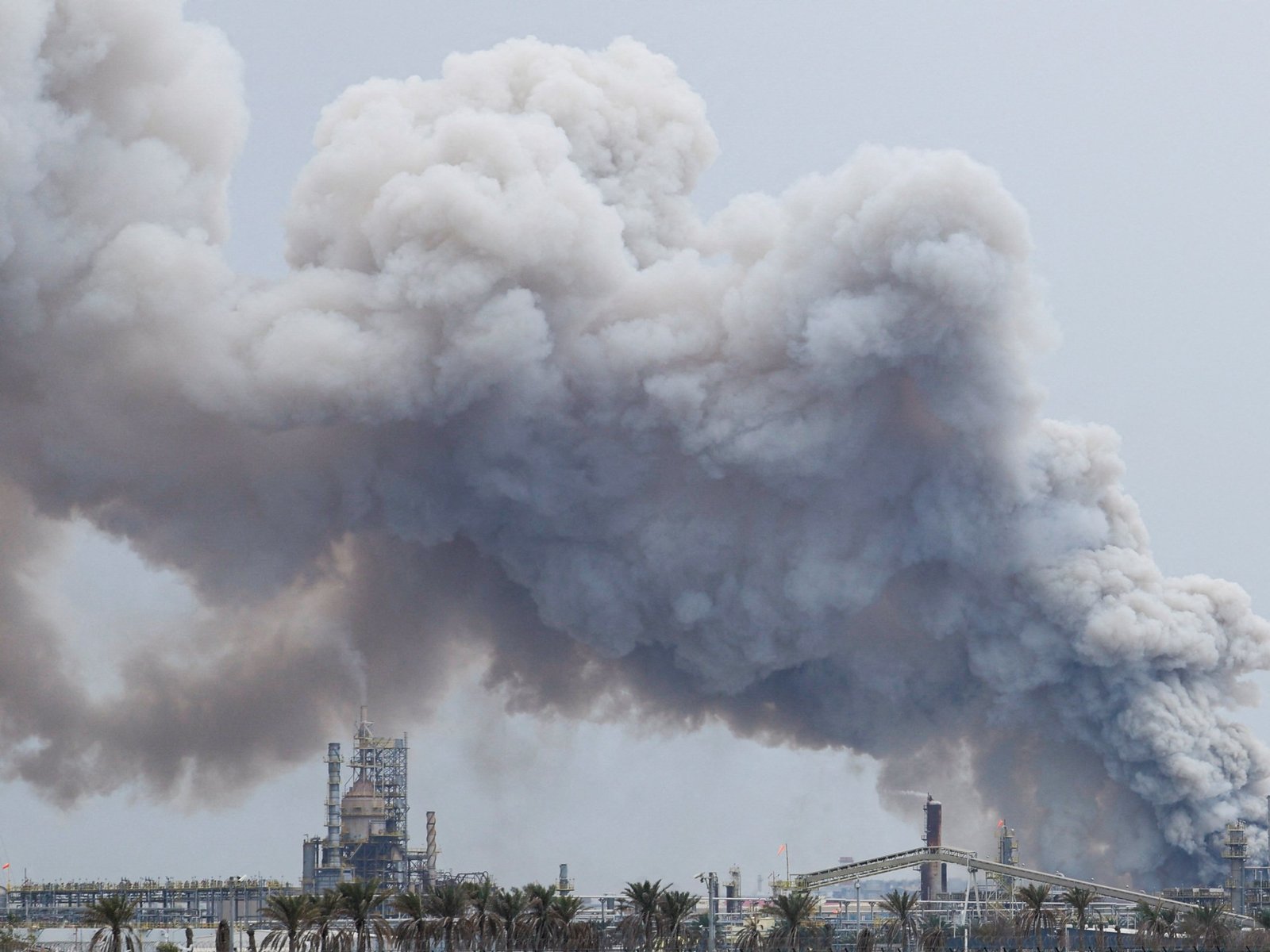 «تصاعد التوترات» هجمات إيرانية جديدة تستهدف الخليج والبحرين تسفر عن مقتل امرأة وإصابة عدد من المواطنين