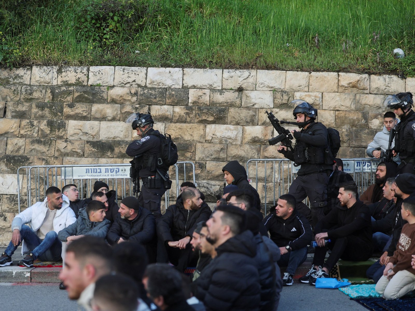 أول مرة منذ 59 عاما 80 مصليا في المسجد الإبراهيمي والأقصى بلا مصلين