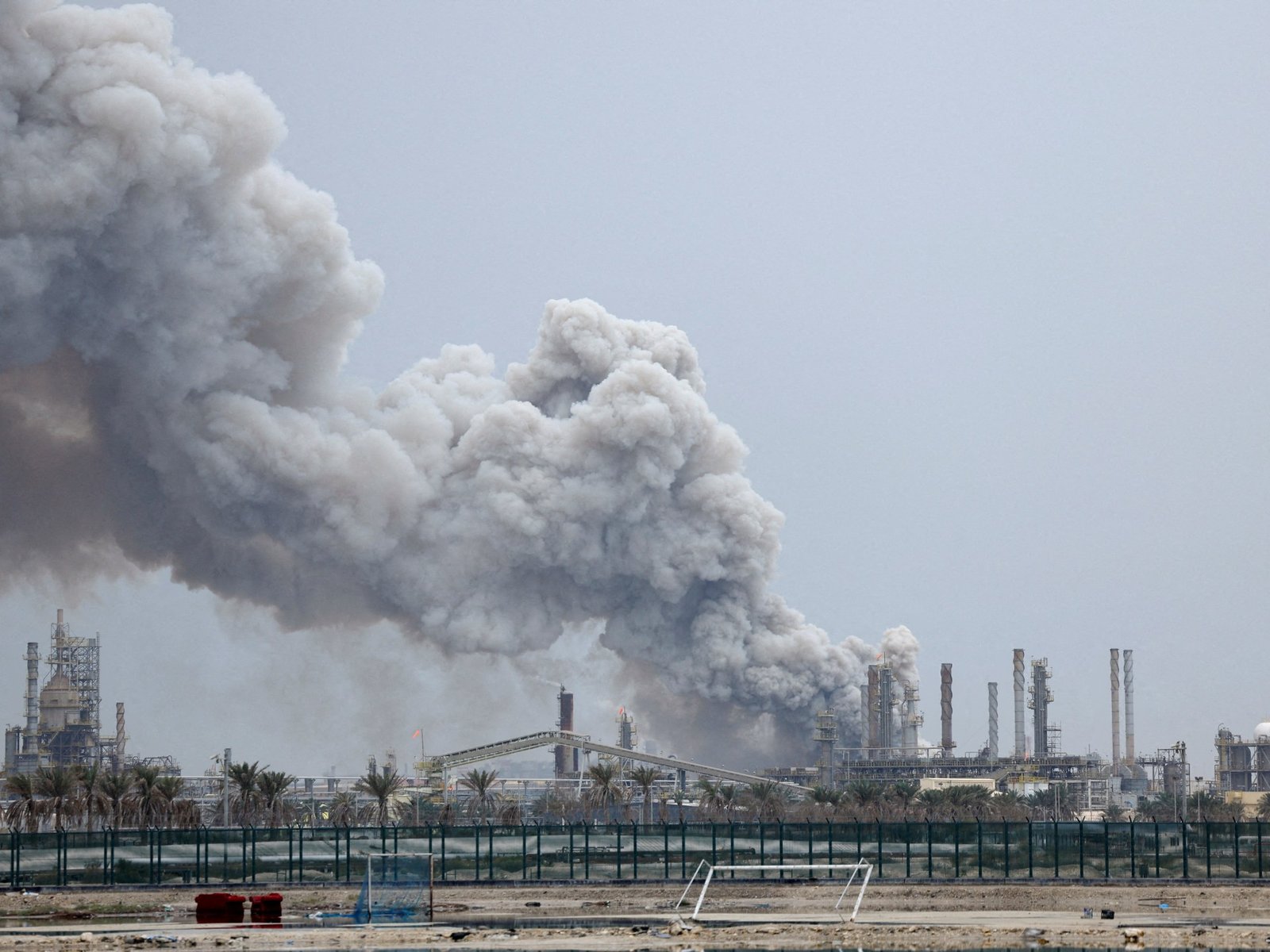 قتيلان في الإمارات وحريق في البحرين والسعودية والكويت تتصدى لهجمات إيرانية