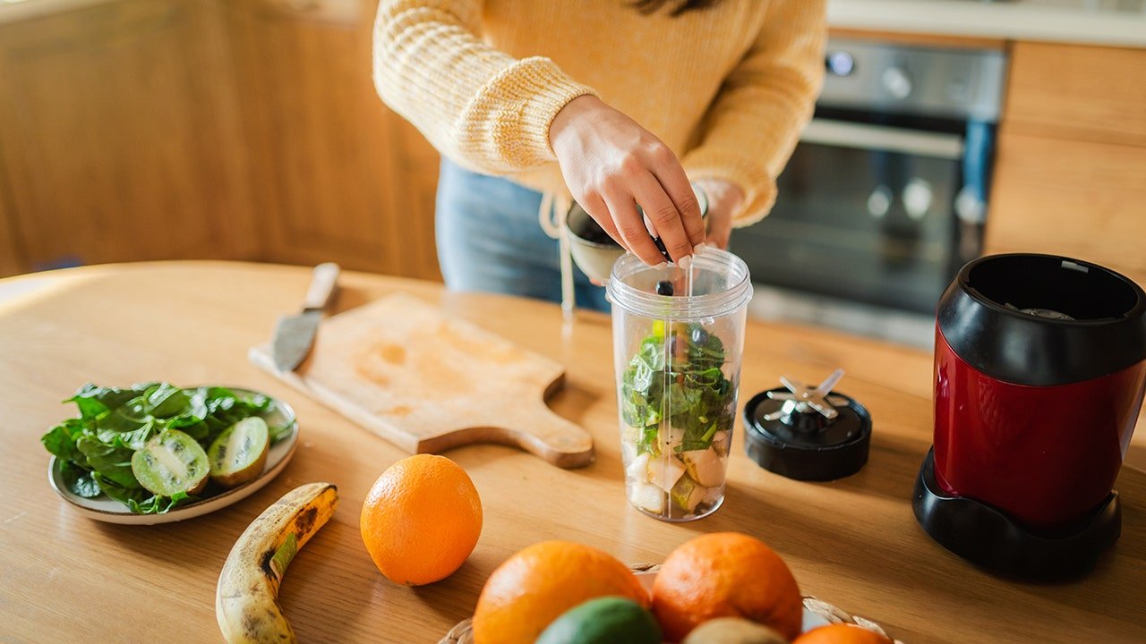 «تعرف على 4 أطعمة تboost صحة عينيك بعيداً عن الجزر»