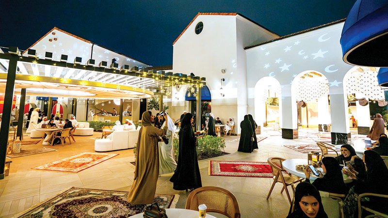 تهنئة ومظاهر تراثية حية تضفي جمالاً على ساحة الخيل