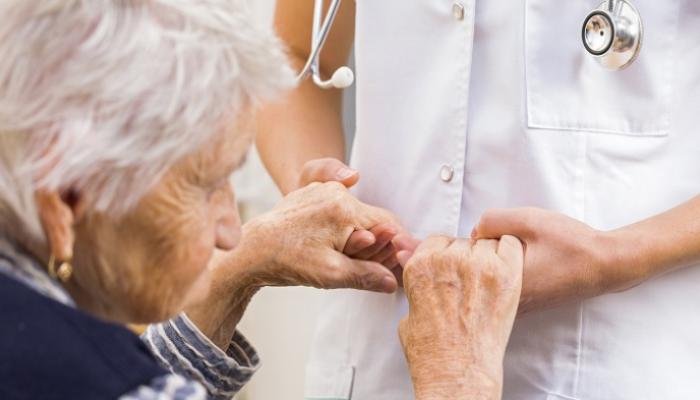 اليوم العالمي لمرض باركنسون يكشف عن أعراض خفية تعقد التشخيص وتؤثر على جودة الحياة