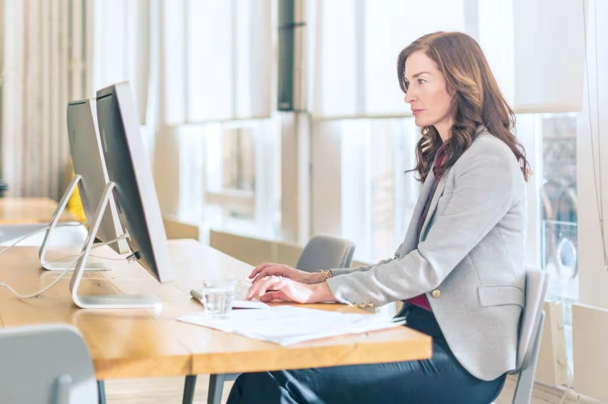 الجلوس لفترات طويلة يتسبب في زيادة خطر الإصابة بالخرف حسب دراسة جديدة