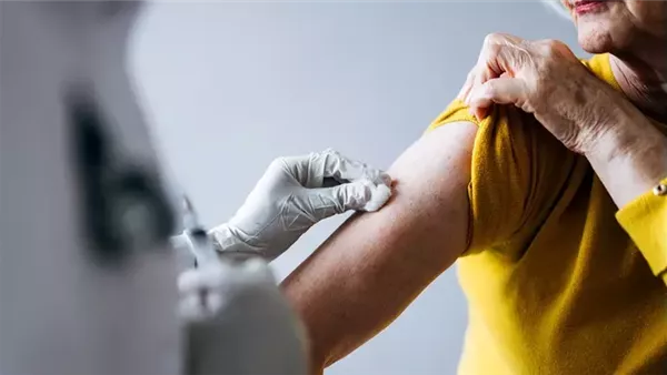 لقاح شائع يثبت فعاليته في تقليل خطر الإصابة بمرض الزهايمر عند زيادة الجرعة