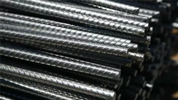 أسعار الحديد تسجل ارتفاعات جديدة بدءًا من 35000 جنيه في سوق مواد البناء اليوم السبت