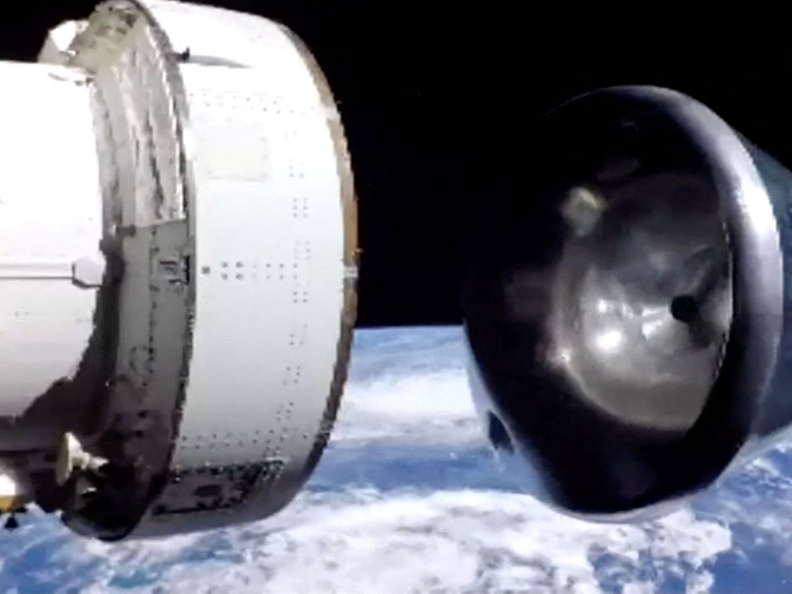 عودة طاقم أرتميس 2 بسلام بعد أول رحلة حول القمر منذ 50 عامًا