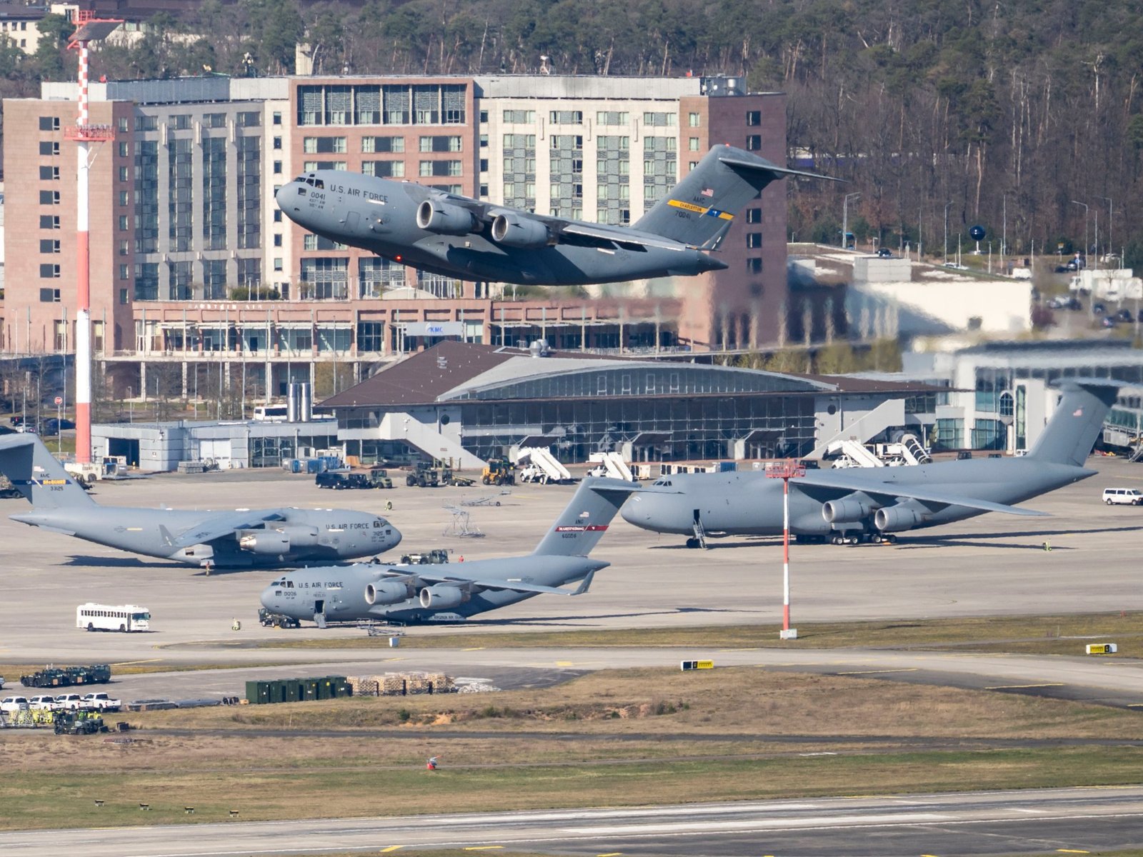 ترمب يلوح بانسحاب القوات الأمريكية من أوروبا وتأثيراته على السياسة الدولية